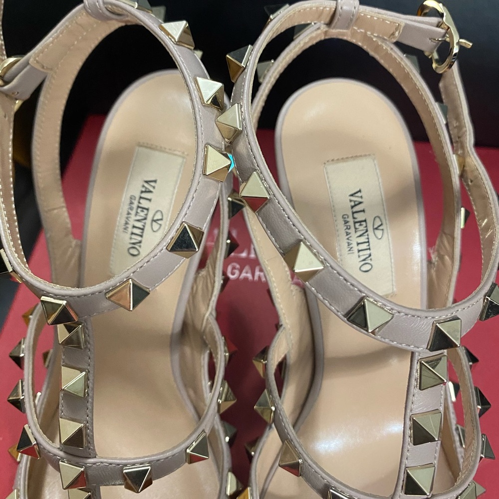 Valentino Garavani RockStud gold ankle strap pump - Picture 6 of 8